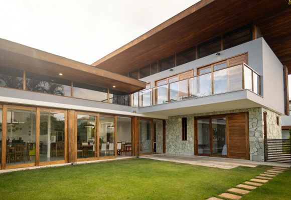 Residência ampla com jardim integrado